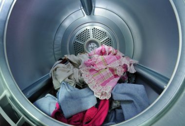 Bunte Wäsche in der Waschmaschinen Trommel