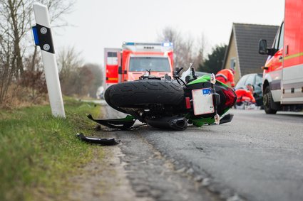 Motorrad liegt nach einem Unfall auf der Straße